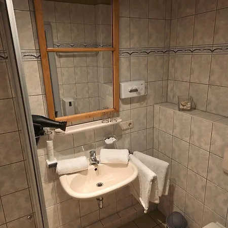 אורחן Staudham *